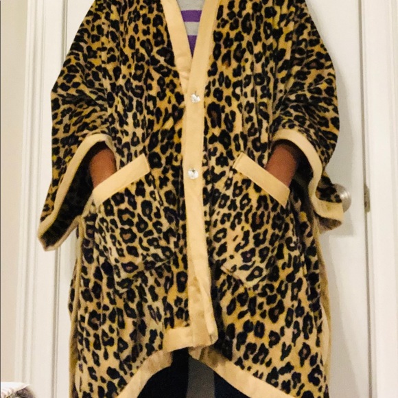 Soft cozy leopard print wrap - Picture 4 of 8